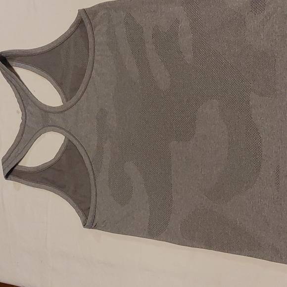 New Balance Athletic Workout Tank Top Size Large Grey Camo NWOT - Picture 2 of 5